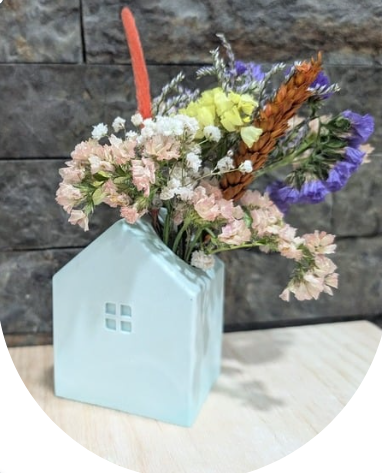 Vase en forme de maison (sans composition fleurale)